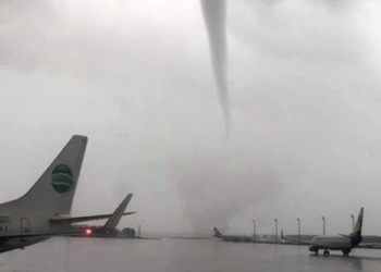 Смерч опрокинул автобус с пассажирами в аэропорту Анталии