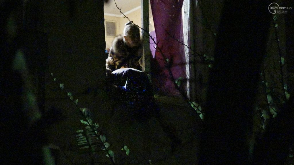 Труп в окне и лужа крови. В Мариуполе в жилом доме взорвалась граната (18+) 9