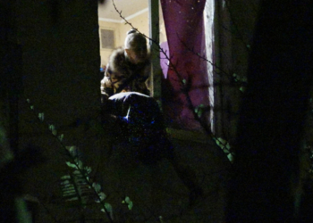 Труп в окне и лужа крови. В Мариуполе в жилом доме взорвалась граната (18+)