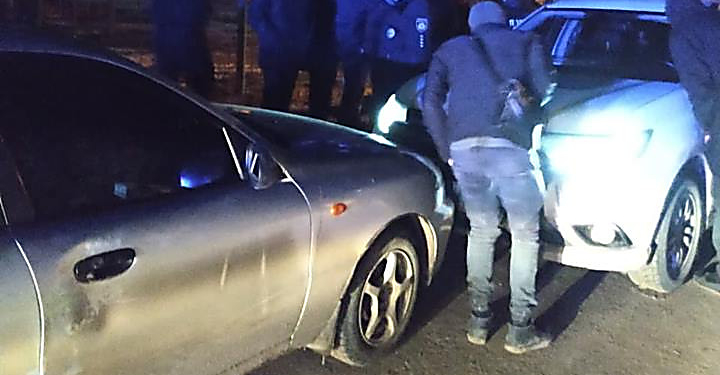 В Николаеве задержали мужчину, угнавшего такси. Патрульные приняли на себя лобовой удар, когда он попытался сбежать