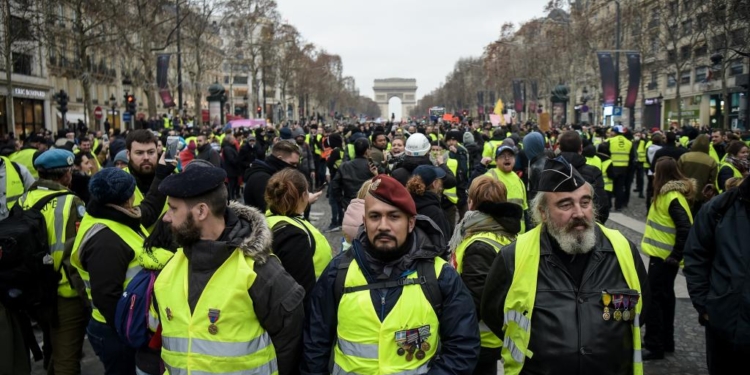 Среди регулировщиков на акции “желтых жилетов” во Франции нашли боевиков ДНР