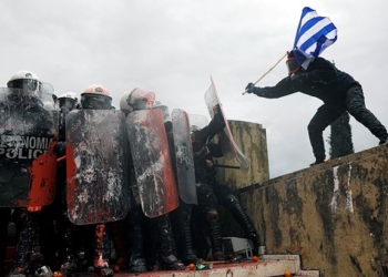 В Греции многотысячные протесты против договора с Македонией. Ранены 10 полицейских