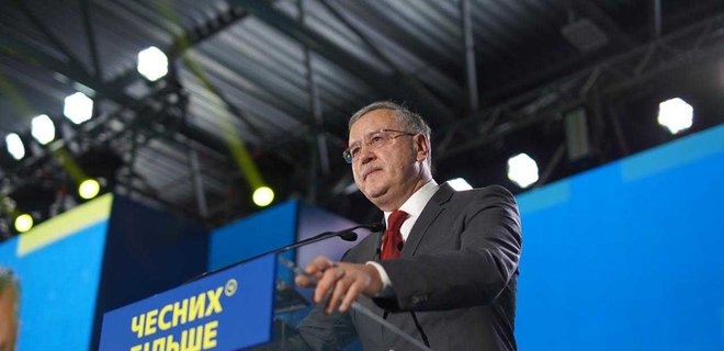 Гриценко арендует офис за полмиллиона, но на избирательную компанию намерен потратить в 10 раз меньше Порошенко