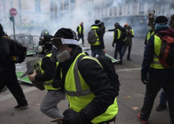 В Париже водометами и слезоточивым газом разогнали “желтых жилетов”, собравшихся провести ночь на  площади
