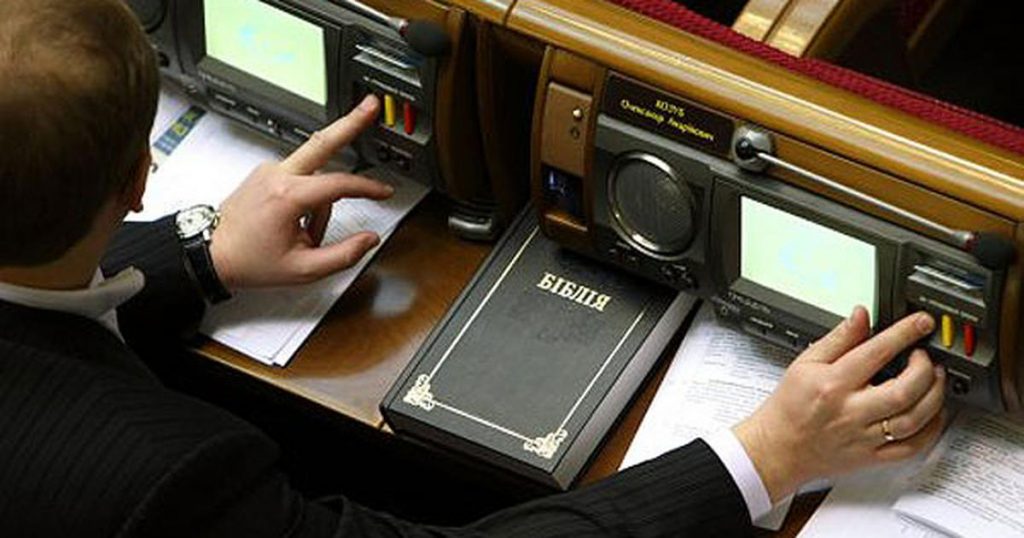 В президентской партии пригрозили "кнопкодавам" штрафом от 50 тыс. грн и сенсорной кнопкой 1