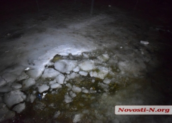 Трое школьников провалились под лед в центре Николаева