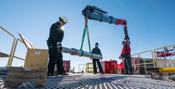 Под антарктическим льдом ученые нашли таинственное подводное озеро