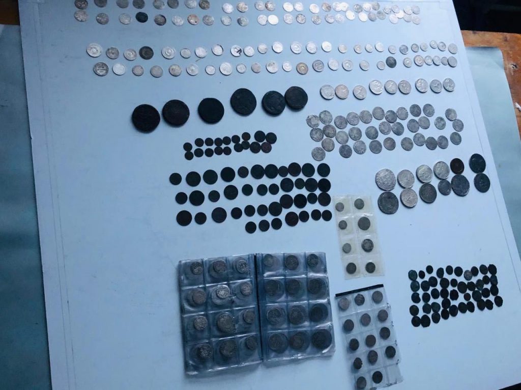 Из Украины пытались вывезти почти 400 старинных монет 1