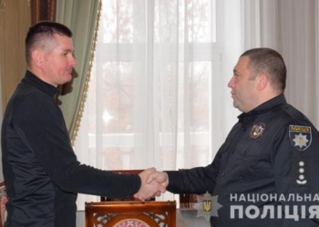 Охраннику, который помог задержать грабителя в Николаеве, подарили часы от полиции