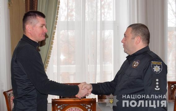 Охраннику, который помог задержать грабителя в Николаеве, подарили часы от полиции