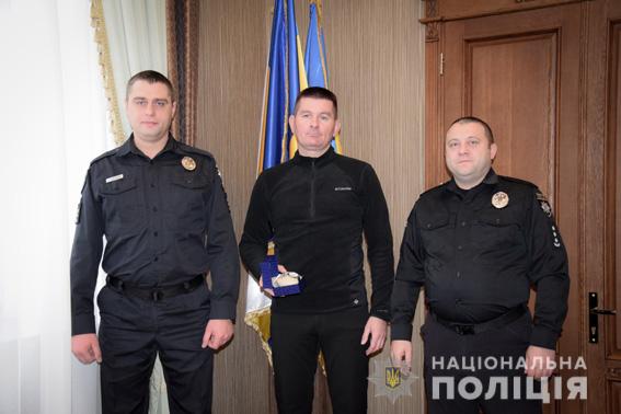 Охраннику, который помог задержать грабителя в Николаеве, подарили часы от полиции 3