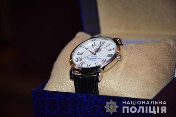 Охраннику, который помог задержать грабителя в Николаеве, подарили часы от полиции 5