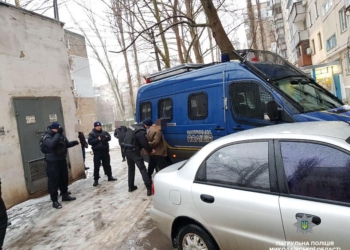 Патрульные за час “взяли” николаевца, который отобрал мобилки у двух детей