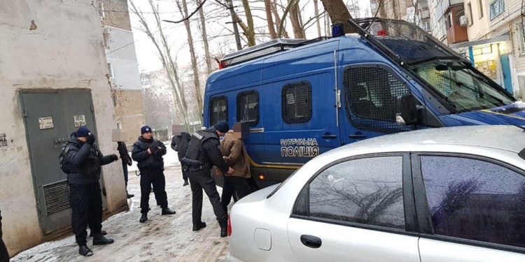 Патрульные за час “взяли” николаевца, который отобрал мобилки у двух детей