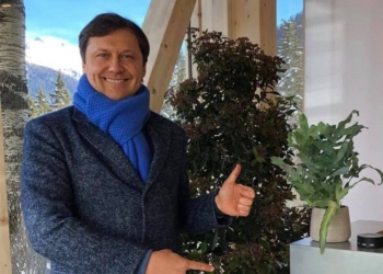 Полотенца и шлепанцы не давали? Кандидат в Президенты похвастался, что набрал в Давосе бесплатных шапок