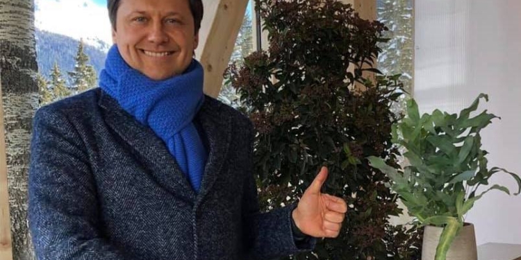 Полотенца и шлепанцы не давали? Кандидат в Президенты похвастался, что набрал в Давосе бесплатных шапок