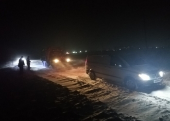 Снег. В Николаевской области спасатели вытащили из заносов микроавтобус и “скорую”