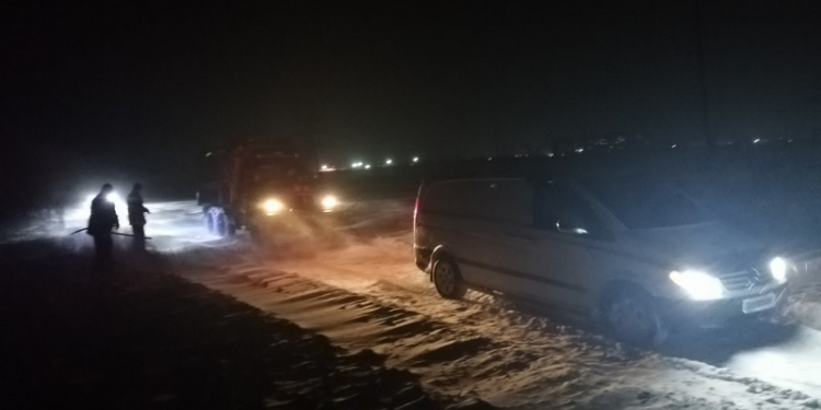 Снег. В Николаевской области спасатели вытащили из заносов микроавтобус и “скорую”