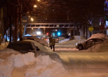 Канадец слепил такой убедительный автомобиль из снега, что получил штраф от полиции