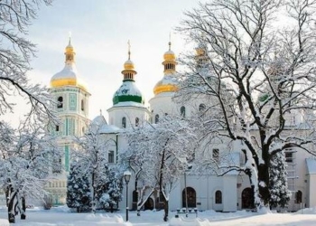 В Киеве из окна Софийского собора выпал мужчина