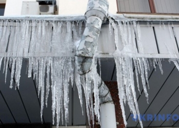В Ужгороде женщину травмировала упавшая с крыши сосулька