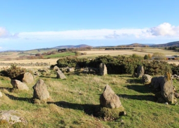 Археологи в Шотландии обнаружили неизвестный каменный круг возрастом несколько тысяч лет. Оказалось, его построил местный фермер