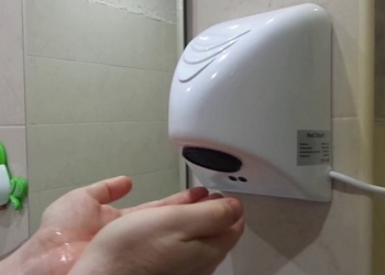 Экс-замдиректора Центра занятости признался, что брал откаты с покупки с туалетных сушилок для рук