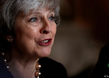 Brexit. Хоть камни с неба – Мэй настаивает, что Великобритания выйдет из ЕС 29 марта