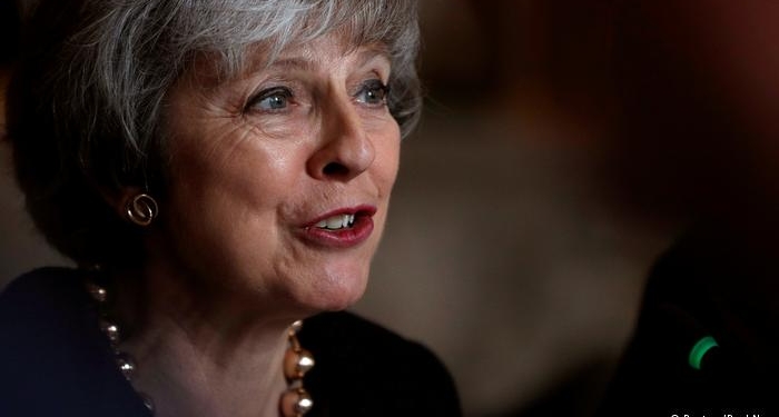 Brexit. Хоть камни с неба – Мэй настаивает, что Великобритания выйдет из ЕС 29 марта