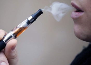 Названы заболевания, вызываемые курением вейпов