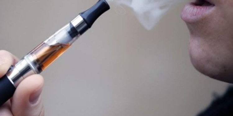Названы заболевания, вызываемые курением вейпов