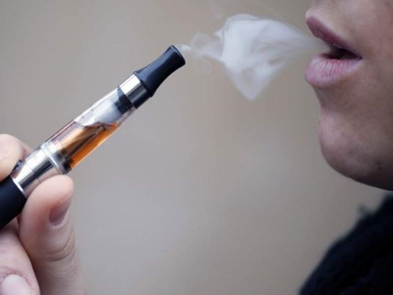 Рада запретила продавать электронные сигареты не достигшим 18-летия и увеличила штрафы за продажу спиртного несовершеннолетним 1
