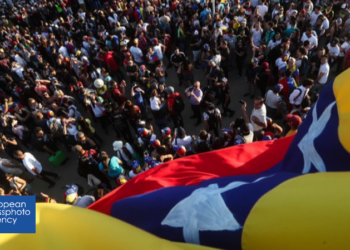 Кризис в Венесуэле: глава оппозиции объявил себя президентом, армия встала на сторону Мадуро