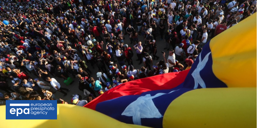 Политический кризис в Венесуэле: тысячи людей бегут из страны 1