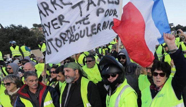 В Париже участники протестов “желтых жилетов” ворвались в министерство