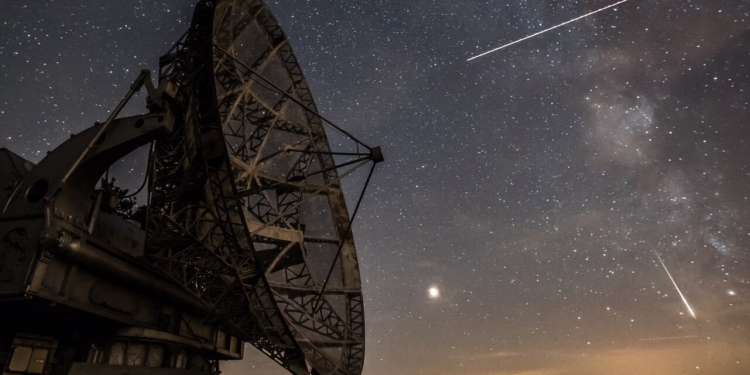 Япония запустила на орбиту спутник для создания искусственных звездопадов.