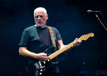 Экс-фронтмен Pink Floyd продаст 120 гитар на благотворительном аукционе