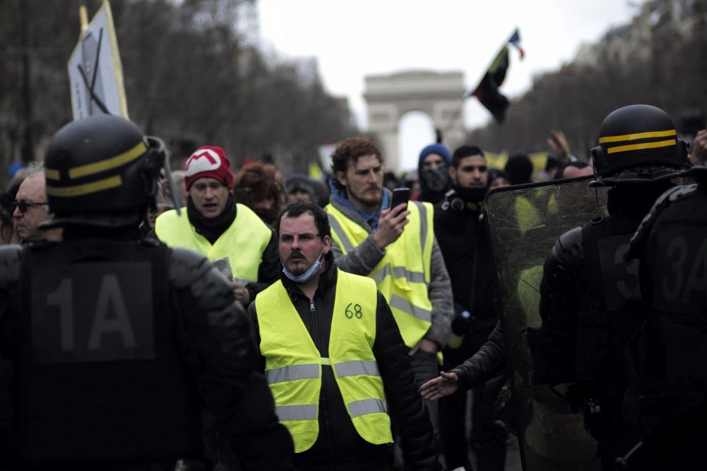 Власти во Франции запретили манифестацию "желтых жилетов" из-за эпидемиологических ограничений 1