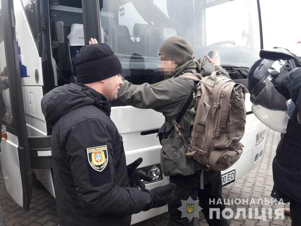Из Киева в Одессу направлялись автобусы с вооруженными людьми 3