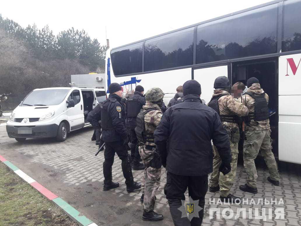 Из Киева в Одессу направлялись автобусы с вооруженными людьми 5