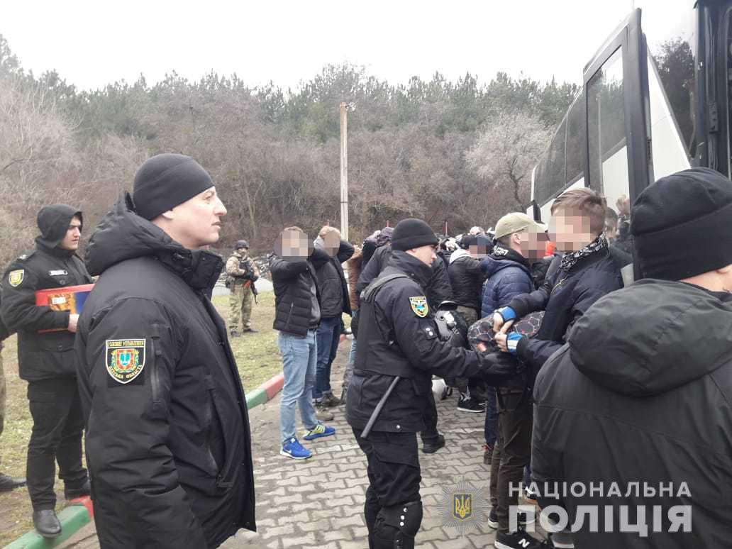 Из Киева в Одессу направлялись автобусы с вооруженными людьми 7