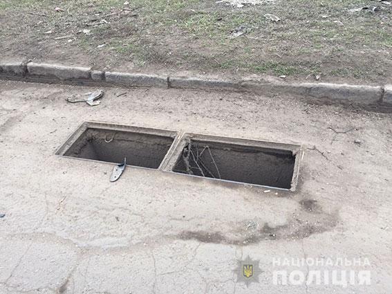 Открытый люк стал причиной аварии в Николаеве. Пострадали водитель и двое несовершеннолетних 5