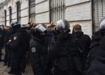 Массовое задержание на Контрактовой площади в Киеве: возле отделения полиции произошла потасовка, три правоохранителя ранены