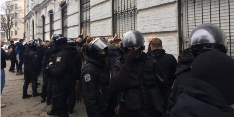 Массовое задержание на Контрактовой площади в Киеве: возле отделения полиции произошла потасовка, три правоохранителя ранены