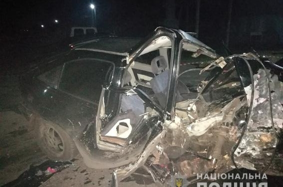 На Николаевщине “Опель” влетел в дерево: водитель погиб, пассажирка в больнице