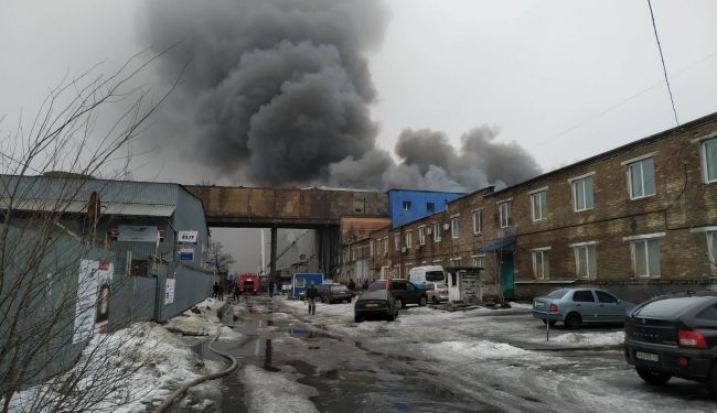 Пожар на складах в Киеве: огонь охватил 10 тыс. кв. м.