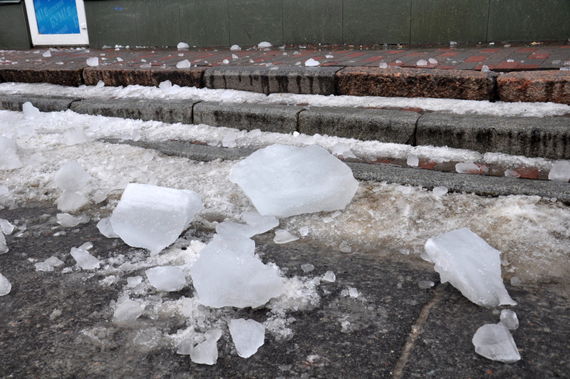 Вторая жертва "ледяного убийцы": в Полтаве на голову ребенка упала глыба льда с крыши дома 3