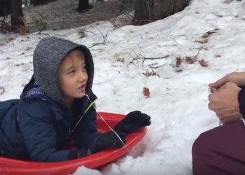 Еще один способ вырвать молочный зуб – с помощью санок
