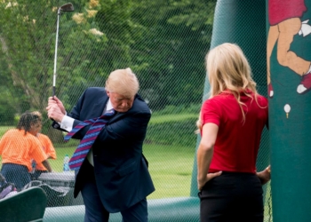 Красиво жить не запретишь: Трамп разместил в Белом доме симулятор для игры в гольф размером с комнату