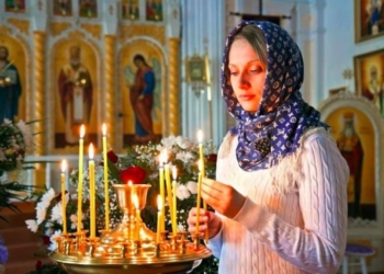 В храмы ПЦУ женщинам разрешено заходить с непокрытой головой